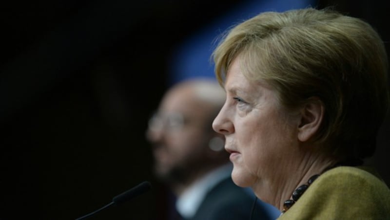 Nach zähem Ringen in einem Gipfel-Marathon konnte Deutschlands Kanzlerin Angela Merkel Polen und Ungarn davon überzeugen, ihr Veto fallen zu lassen. (Bild: AP/Johanna Geron)