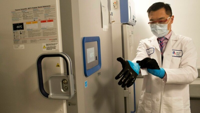 In den US-Labors wird bereits der Umgang mit den Kühlschränken geübt, in denen der Impfstoff bei minus 70 Grad Celsius gelagert werden muss. (Bild: APA/AFP/Mount Sinai Health System/Handout/Andrew Lichtenstein)