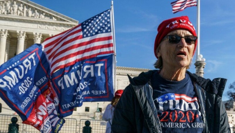 Kundgebung für Trump vor dem Supreme Court in Washington (Bild: AP)