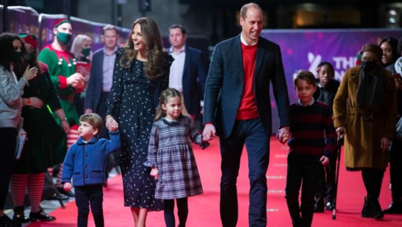 Der britische Prinz William und seine Frau Herzogin Kate besuchen mit ihren Kindern Prinz Louis, links, Prinzessin Charlotte und Prinz George eine Pantomime-Aufführung im Londoner Palladium Theatre. (Bild: APA/Aaron Chown/Pool via AP)