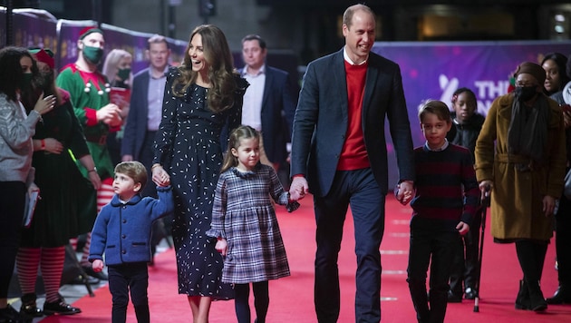 Der britische Prinz William und seine Frau Herzogin Kate besuchen mit ihren Kindern Prinz Louis, links, Prinzessin Charlotte und Prinz George eine Pantomime-Aufführung im Londoner Palladium Theatre. (Bild: APA/Aaron Chown/Pool via AP)