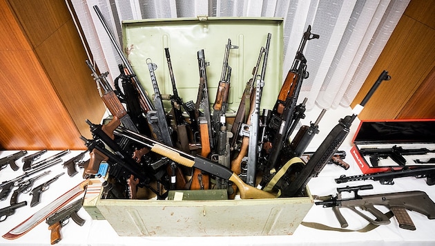 Das Waffenarsenal der Verdächtigen: Uzis, Sturmgewehre, weitere Waffen mit rund 100.000 Schuss Munition - auch Sprengstoff wurden Mitte Dezember sichergestellt. (Bild: APA/Georg Hochmuth)