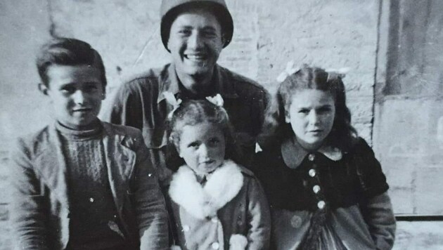 Kriegsveteran Martin Adler (mittlerweile 96 Jahre alt) suchte nach diesen drei italienischen Kindern, die er als 20-jähriger Soldat fast erschossen hätte. (Bild: www.facebook.com/matteincerti)