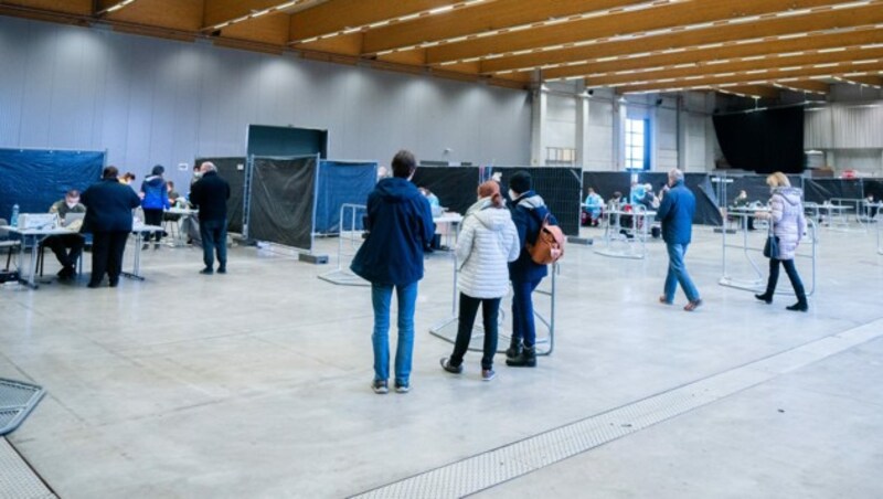 Teststationen im VAZ in St. Pölten (Bild: APA/GEORG HOCHMUTH)