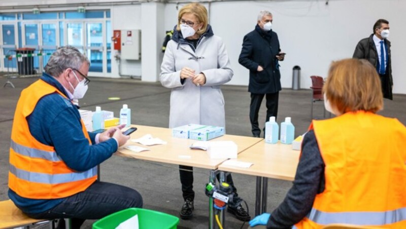 Landeshauptfrau Johanna Mikl-Leitner bei einer Teststation in Tulln (Bild: APA/NLK/JÜRGEN BURCHHART)