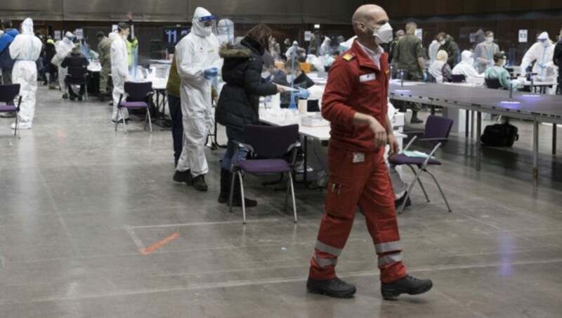 Eine Teststraße in der Helmut-List-Halle in Graz (Bild: APA/Erwin Scheriau)