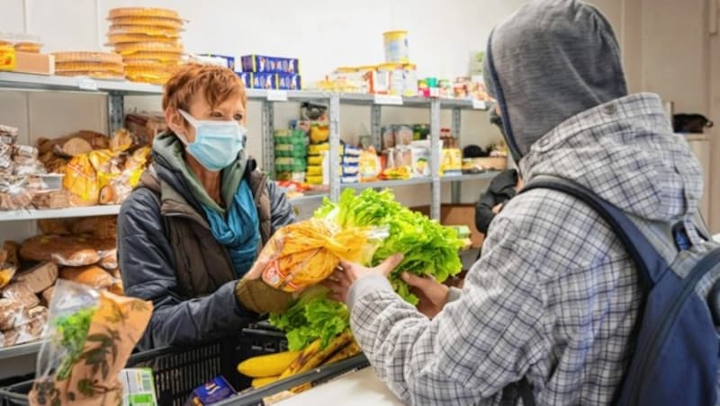 Das Projekt Le+O der Caritas unterstützt, wie hier auf einem Bild aus Dezember 2020, Armutsbetroffene mit Lebensmitteln. (Bild: Caritas Kärnten)