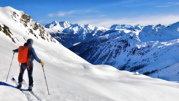 Der frische Schnee lockt Skitourengeher in die Natur. (Bild: Wallner Hannes)