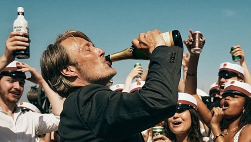 Mads Mikkelsen ergibt sich in „Another Round“ dem Alkohol (Bild: Viennale)