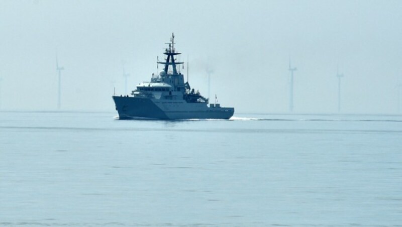 Ein Schiff der Royal Navy patrouilliert vor Brighton. (Bild: Glyn KIRK / AFP)