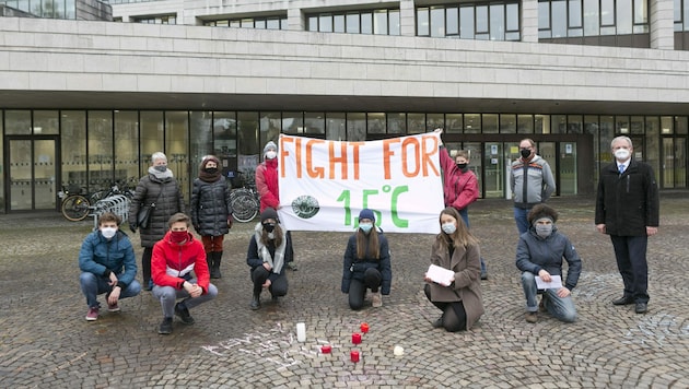 Übergabe der Fridays for future-Petition an Landesrat Johannes Rauch und Landtagspräsident Harald Sonderegger vor dem Landhaus in Bregenz. (Bild: Mathis Fotografie)