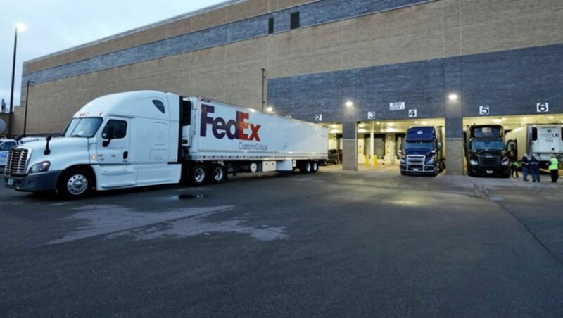 Ein mit dem Biontech-Präparat gefüllter FedEx-Lkw verlässt die Zentrale in Michigan. (Bild: ASSOCIATED PRESS)