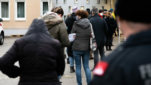 Testwillige beim Zugang zu einer Teststraße im Rahmen von Covid-19-Massentests in St. Florian bei Linz (Bild: FOTOKERSCHI.AT/KERSCHBAUMMAYR)