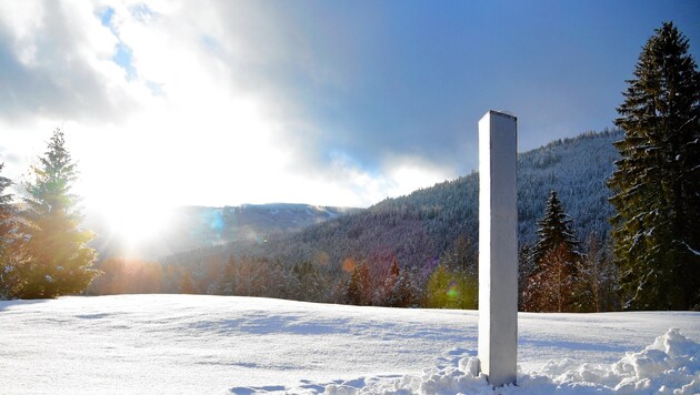 Der Monolith steht am Golfplatz von St. Michael im Lungau. (Bild: Roland Holitzky)