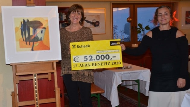 Elisabeth Junker ("Frauen helfen Frauen") und Gabi Plattner vom Tiroler Frauenhaus nahmen die Rekordsumme in Wildermieming in Empfang. (Bild: Daum Hubert)