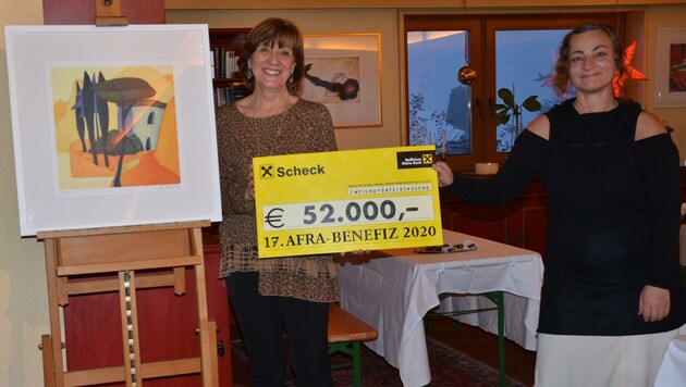 Elisabeth Junker ("Frauen helfen Frauen") und Gabi Plattner vom Tiroler Frauenhaus nahmen die Rekordsumme in Wildermieming in Empfang. (Bild: Daum Hubert)