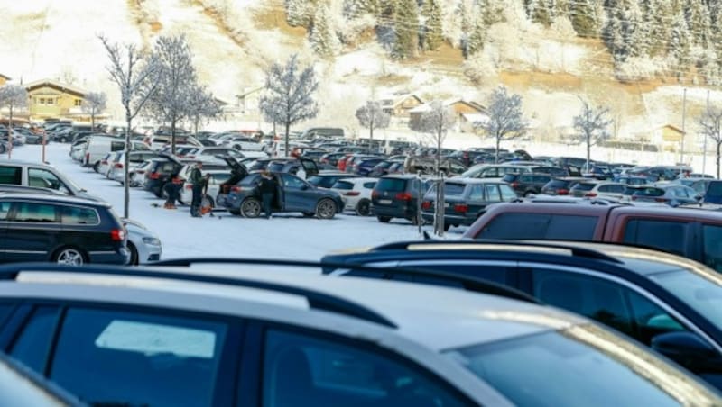 Volle Parkplätze bei den Skigebieten, wie hier in Wagrain (Bild: Gerhard Schiel)