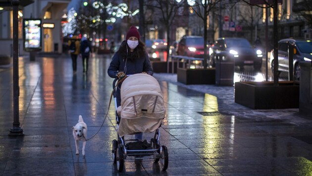Das öffentliche Leben in Litauen wird ab Mittwoch auf ein Minimum reduziert. Auch in der Hauptstadt Vilnius. (Bild: The Associated Press)