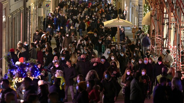 Menschenmassen in Roms Innenstadt (Bild: AFP)