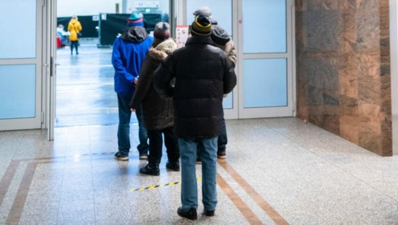 Die Test-Stationen im VAZ in St. Pölten (Bild: APA/GEORG HOCHMUTH)