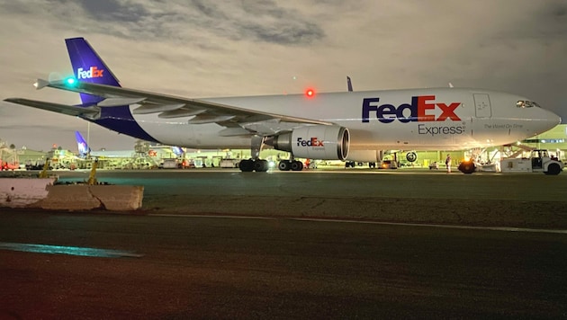 Ein Flugzeug von FedEx nach der Landung am Los Angeles International Airport. An Bord: Pfizer/Biontech-Impfstoff. (Bild: AP)