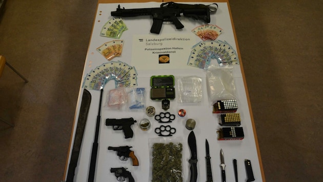 Waffen, Messer, Drogen und Bargeld: All dies stellte die Polizei bei den Hausdurchsuchungen sicher (Bild: LPD Salzburg)