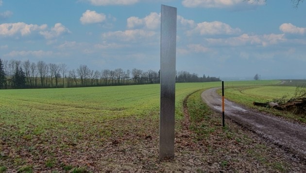 Ein rätselhafter Monolith ist in Peuerbach aufgetaucht (Bild: Horst Einöder/Flashpictures)
