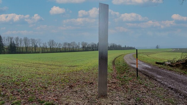 Ein rätselhafter Monolith ist in Peuerbach aufgetaucht (Bild: Horst Einöder/Flashpictures)