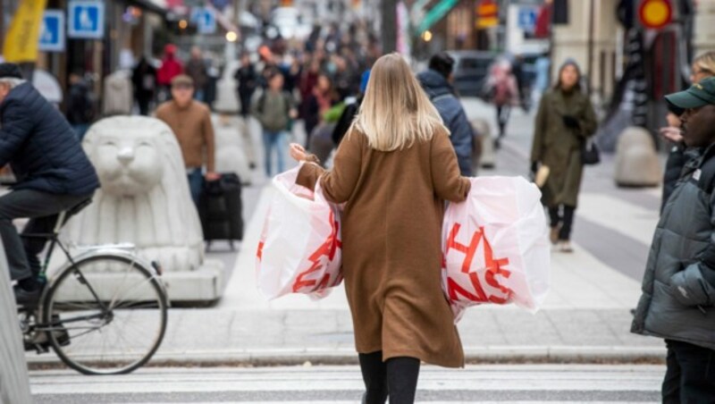 Die Infektionszahlen mit dem Coronavirus schnellen auch in Schweden in die Höhe. Die Bevölkerung wird eindringlich gebeten, Kontakte möglichst zu meiden und ausreichend Abstand zu halten. (Bild: AP/TT/Fredrik Sandberg)