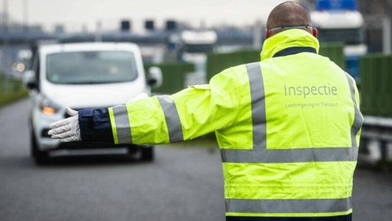 Die Niederlande haben Silvesterfeuerwerke verboten und führen in Grenznähe Kontrolle bei möglichen Lieferanten durch. (Bild: APA/AFP/ANP/Sem van der Wal)