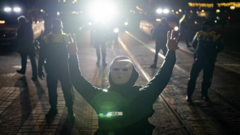 Demonstranten vor dem Sitz des niederländischen Ministerpräsidenten (Bild: APA/AFP/ANP/Bart Maat)