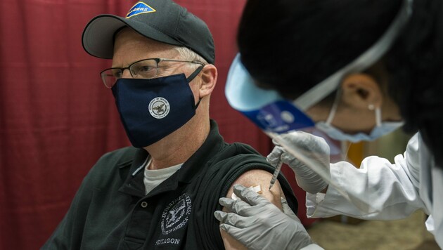 Der kommissarische US-Verteidigungsminister Christopher Miller hat als einer der ersten Bürger des Landes den zugelassenen Corona-Impfstoff gespritzt bekommen. (Bild: AFP)