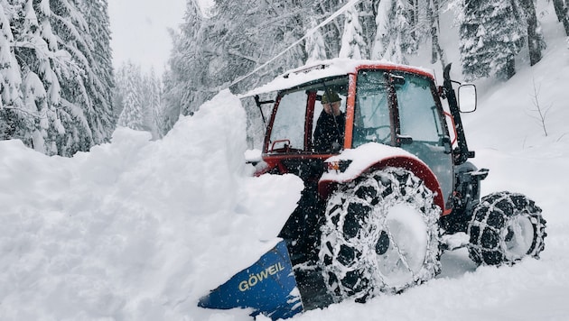 Viele Landwirte helfen bei der Schneeräumung mit, um kleine Straßen, Zufahrten oder den Hof zu räumen. (Bild: Wallner Hannes)