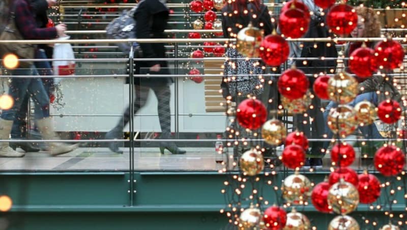 Ganz auf Geschenke verzichten will jedoch kaum jemand. (Bild: dpa/Roland Weihrauch)