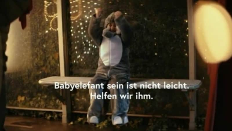 Törööööö! Schlussendlich machen sich die Mühen bezahlt, die Passanten rücken weiter auseinander. 1:0 für den Babyelefanten! (Bild: YouTube.com/Bundeskanzleramt Österreich)