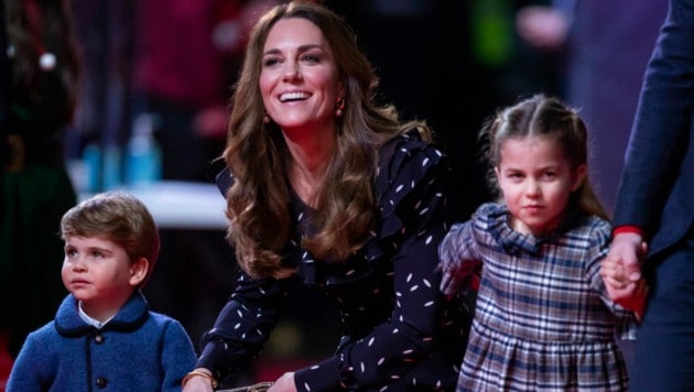 Herzogin Kate mit ihren Kindern in Weihnachtsstimmung (Bild: AP)