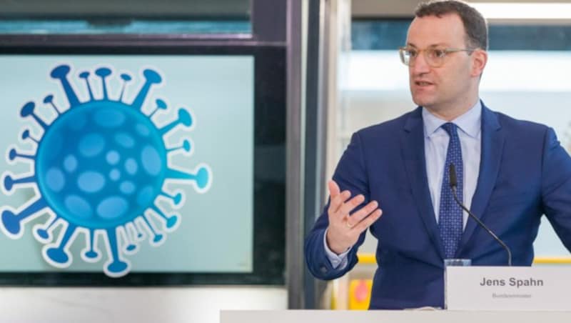 Der deutsche Gesundheitsminister Jens Spahn beim Besuch einer Corona-Impfstraße in Nürnberg im Dezember (Bild: AFP)