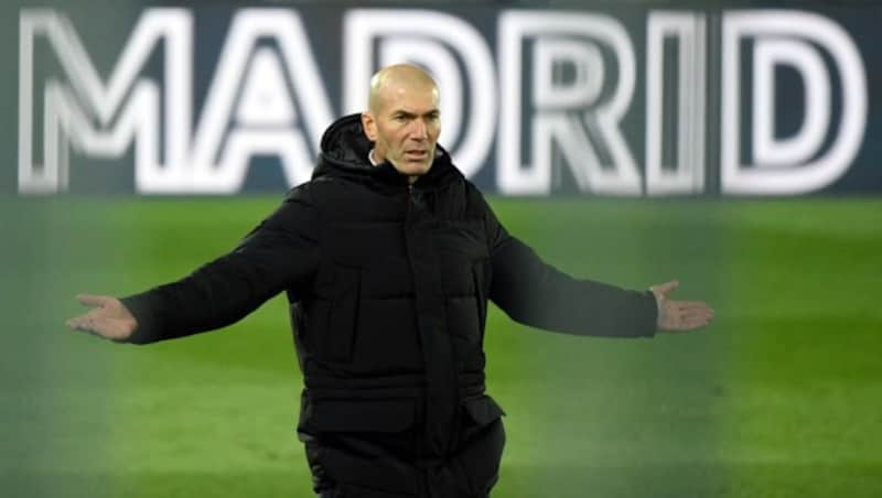 Nicht amüsiert: Zinedine Zidane. Der Ex-Trainer von Real Madrid wird vom französischen Verbandspräsidenten „geghostet“. (Bild: APA/AFP/OSCAR DEL POZO)