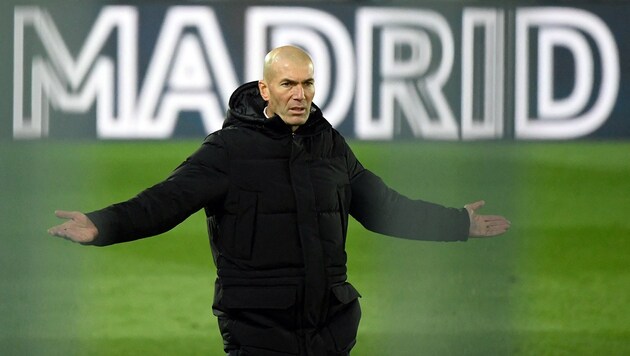 Nicht amüsiert: Zinedine Zidane. Der Ex-Trainer von Real Madrid wird vom französischen Verbandspräsidenten „geghostet“. (Bild: APA/AFP/OSCAR DEL POZO)
