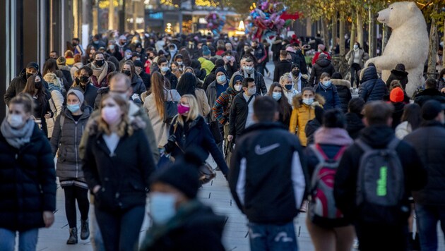 Am Montag war die Einkaufsstraße in Frankfurt noch stark frequentiert, bevor am Mittwoch der harte Lockdown beginnt. (Bild: AP)