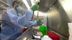 Es sind noch viel zu wenig Menschen geimpft, warnt der Forscher der ETH Basel. (Bild: APA/Getty Images via AFP/GETTY IMAGES/Karen Ducey)
