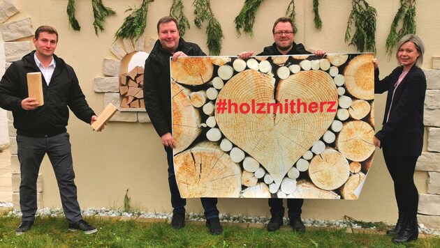 Mit Feuereifer für die gute Sache: Das Quartett versorgt in Wiener Neustadt Hilfsbedürftige (Bild: Horvath Helmut)