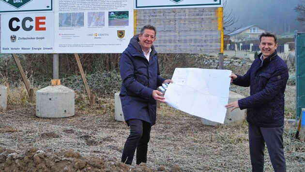 Bürgermeister Müller und Landesrat Fellner besichtigen die Baustelle. (Bild: Gemeinde Griffen)