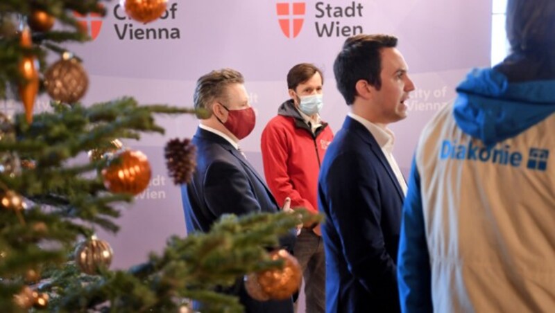 Christbaum, Bürgermeister, Caritas-Direktor, Vizebürgermeister (v.l.) (Bild: APA/ROLAND SCHLAGER)