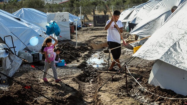 Das griechische Flüchtlingslager Kara Tepe. (Bild: APA/AFP/MANOLIS LAGOUTARIS)