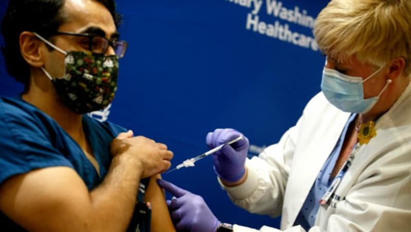 In den USA wird der Pfizer/Biontech-Impfstoff aufgrund einer Notfallzulassung der FDA bereits verimpft. (Bild: AP)