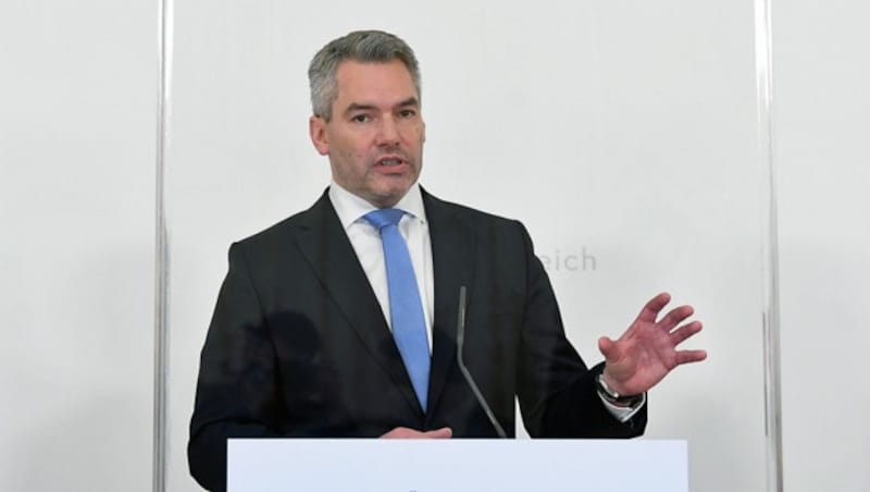 Innenminister Karl Nehammer (ÖVP) betonte, dass auch eine schnellere Aberkennung der österreichischen Staatsbürgerschaft von Terror-Straftätern ermöglicht werden soll. (Bild: APA/HELMUT FOHRINGER)