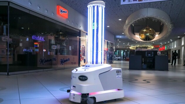 Präsentation eines Roboter-Testlaufes gegen Keime und Bakterien in The Mall in Wien Mitte (Bild: © Andreas Lepsi)