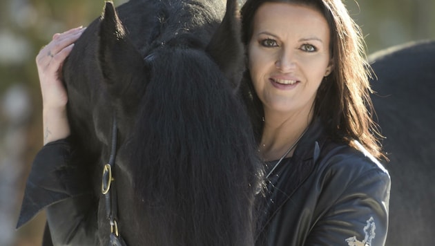 Tanja Lorenz darf sich nicht um ihr Pferd „Numy“ kümmern (Bild: Tschepp Markus)