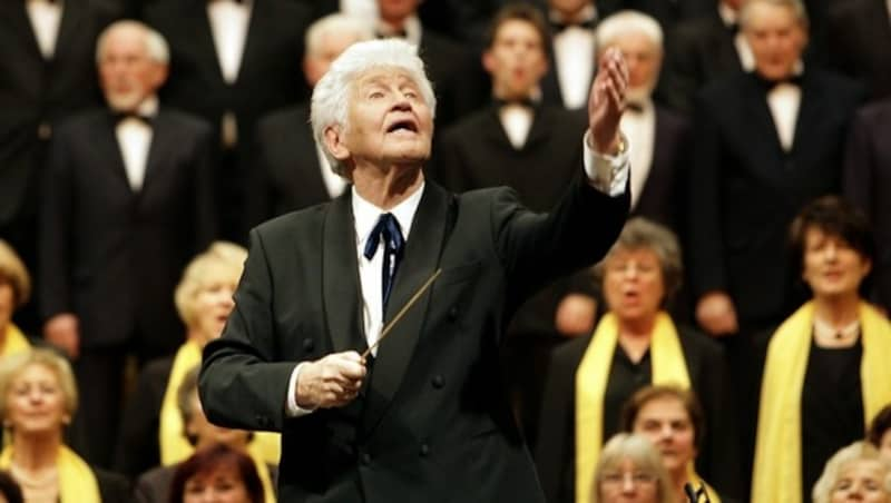 Gotthilf Fischer in der Stuttgarter Liederhalle (Bild: dpa/Marijan Murat)